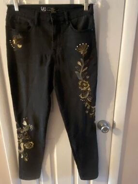 Diane Gilman Black Embroidered Floral Skinny Jeans